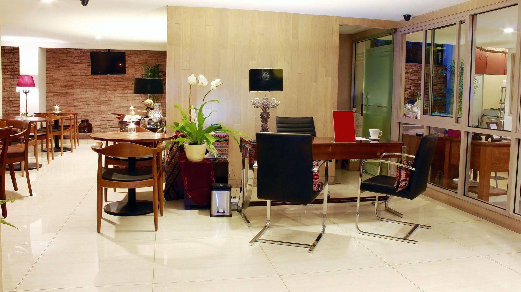 W Home Cikatomas Jakarta Luaran gambar