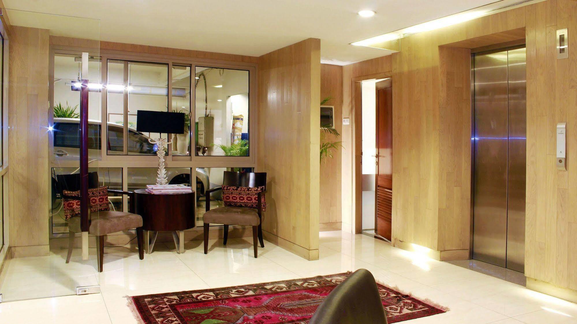 W Home Cikatomas Jakarta Luaran gambar