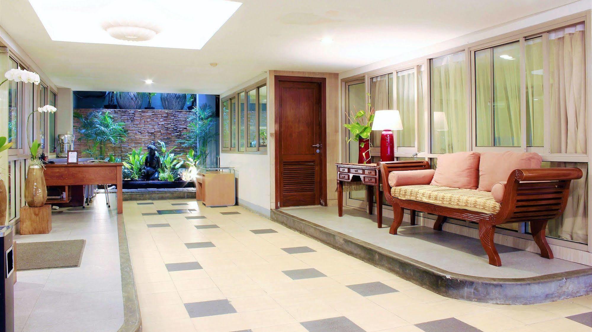 W Home Cikatomas Jakarta Luaran gambar