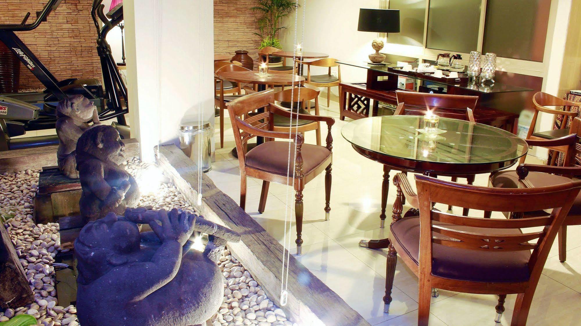 W Home Cikatomas Jakarta Luaran gambar