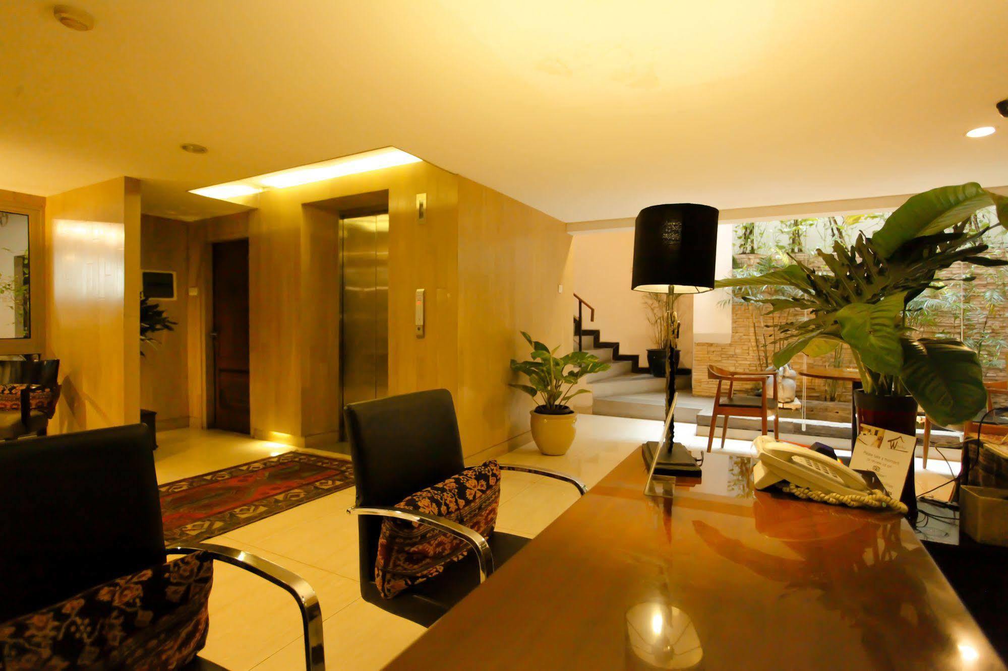 W Home Cikatomas Jakarta Luaran gambar