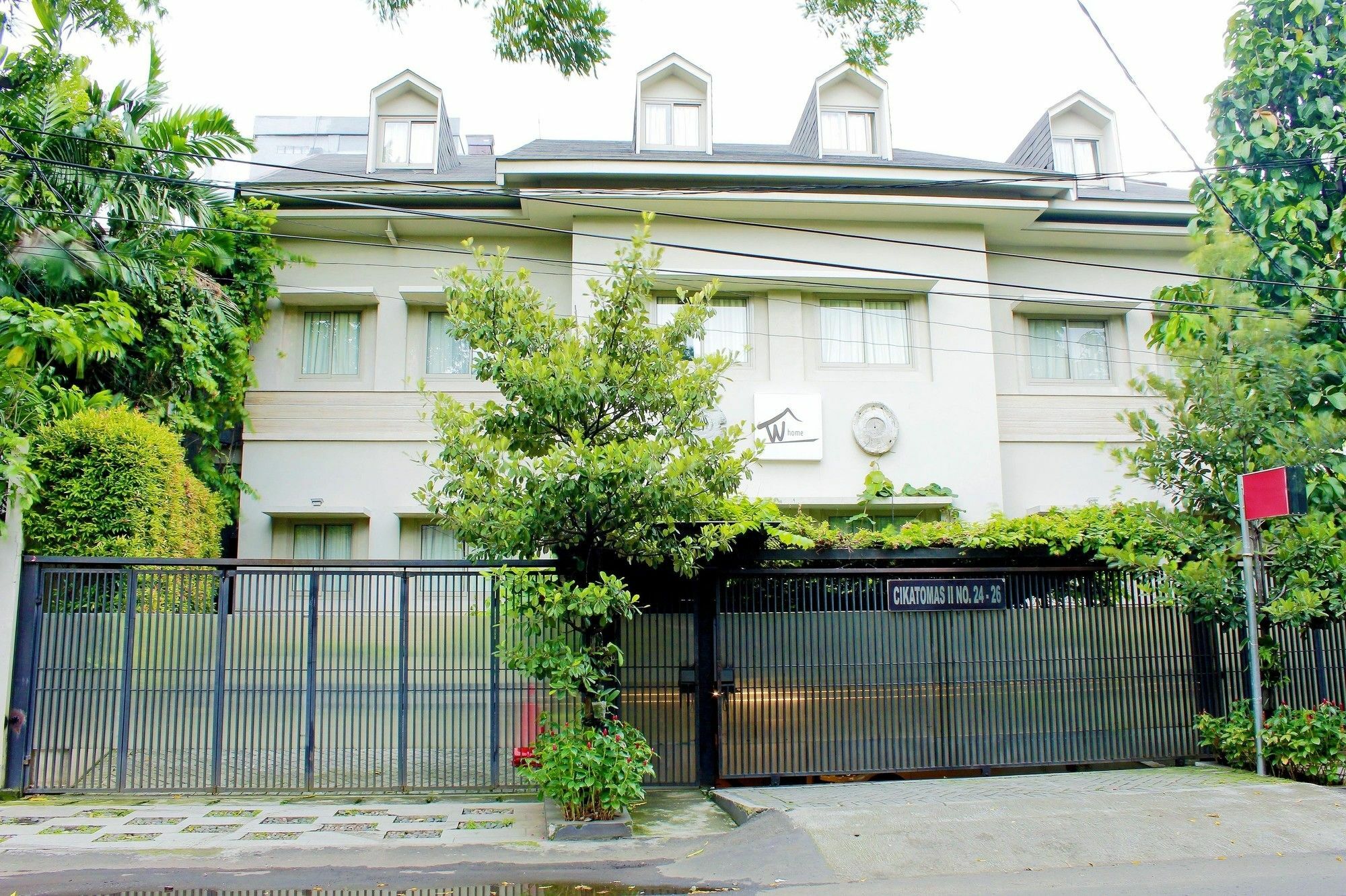 W Home Cikatomas Jakarta Luaran gambar