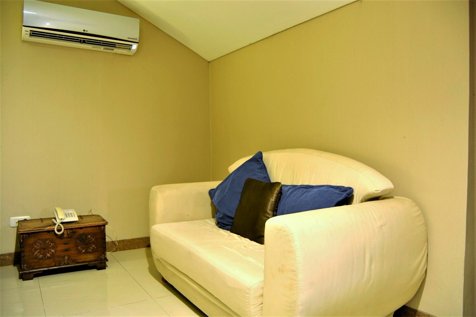 W Home Cikatomas Jakarta Luaran gambar