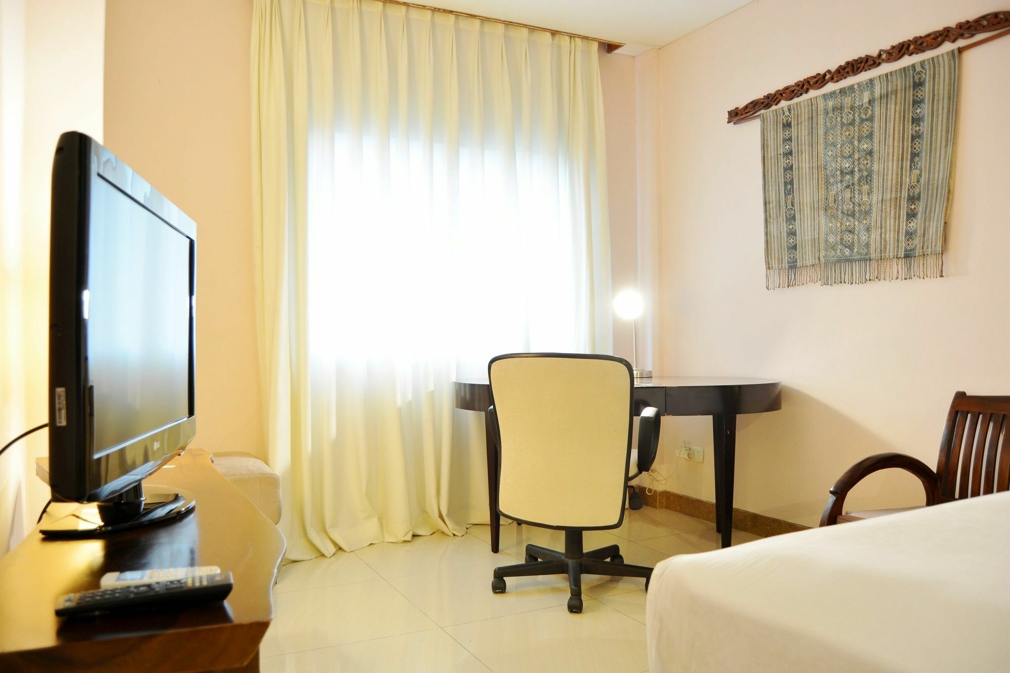 W Home Cikatomas Jakarta Luaran gambar