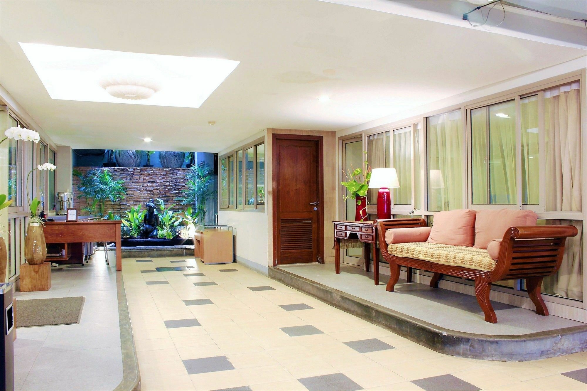W Home Cikatomas Jakarta Luaran gambar